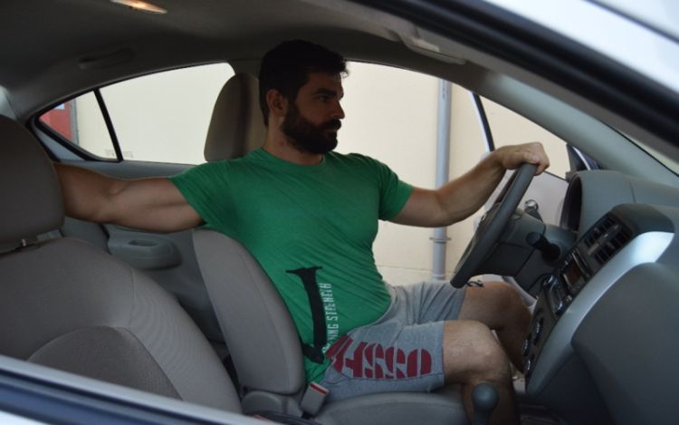 Blog - 6 exercises to make your trips more comfortable Rotate to the side with this arm stretch
