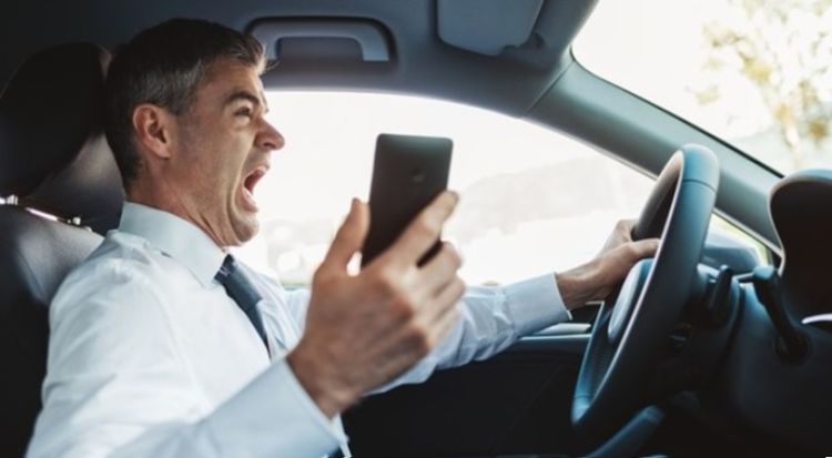 Crash risk doubles when using a cellphone while driving