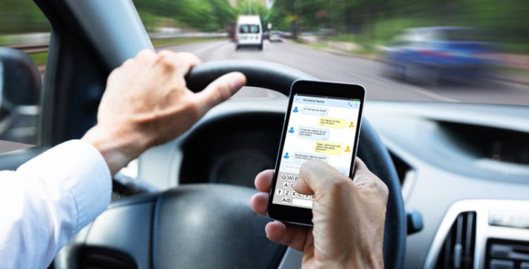 Blog post - How to curb distracted driving? How to curb distracted driving? - Frotcom